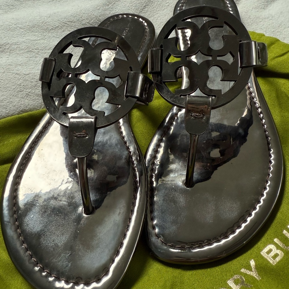 Tory Burch NEW Stylish Grey Metallic Sandals 8.5